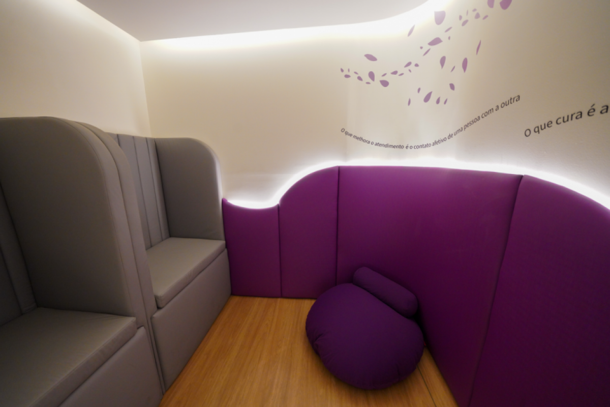 O objetivo é promover a autorregulação por meio da redução de estímulos externos, de forma a proporcionar bem-estar e diminuição de estresse das pessoas com TEA