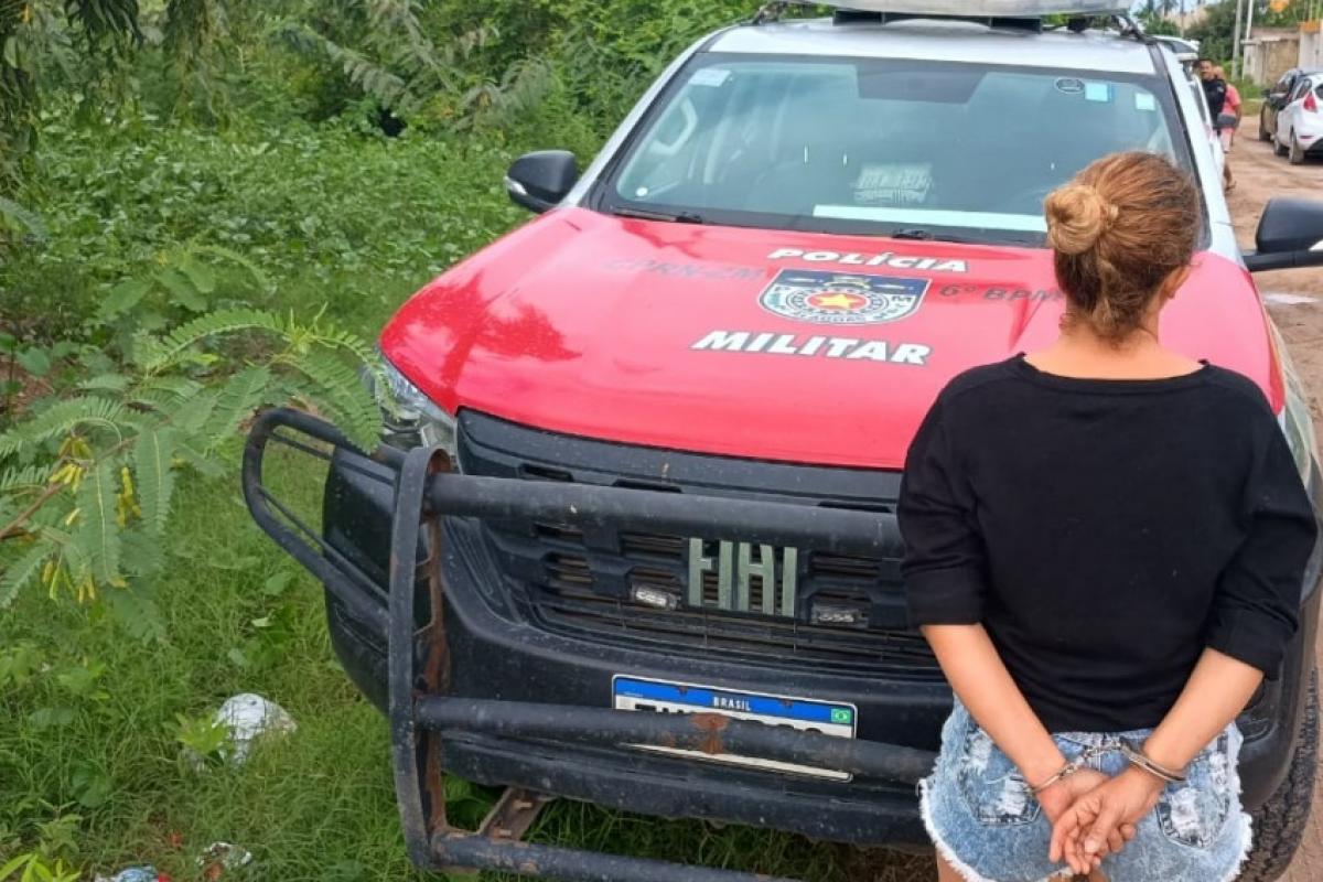 A mulher procurada foi presa pelos PMs