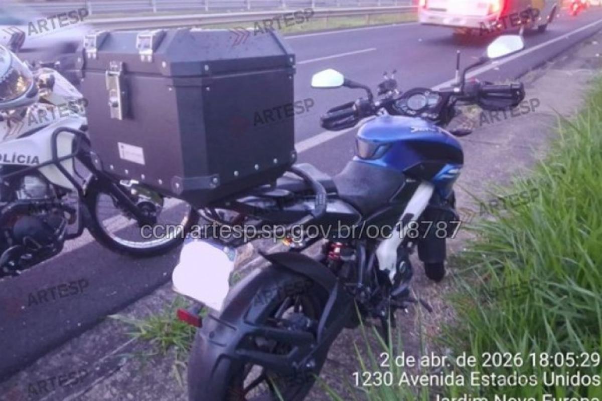 Colisão entre moto e carro na Anhanguera, em Valinhos, deixa motociclista em estado grave; caso ocorreu na pista marginal.