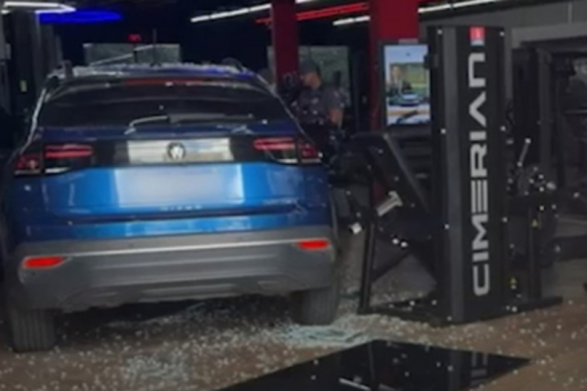 Motorista passou mal, perdeu o controle do carro e atingiu academia na Avenida Andrade Neves; duas mulheres foram socorridas.