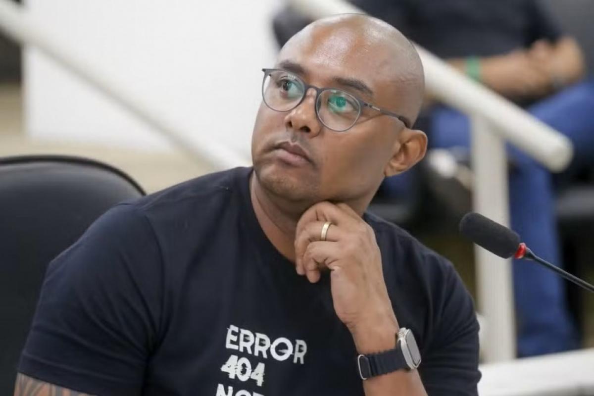 A decisão, assinada pelo juiz Guilherme Becker Atherino, aponta que o afastamento do cargo não inclui automaticamente a suspensão dos vencimentos.