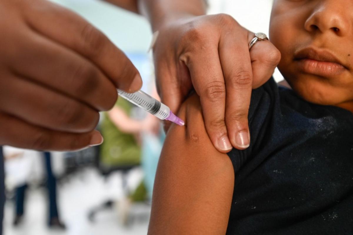 Ação começa nas escolas para ampliar cobertura, que segue baixa entre crianças, em Campinas.
