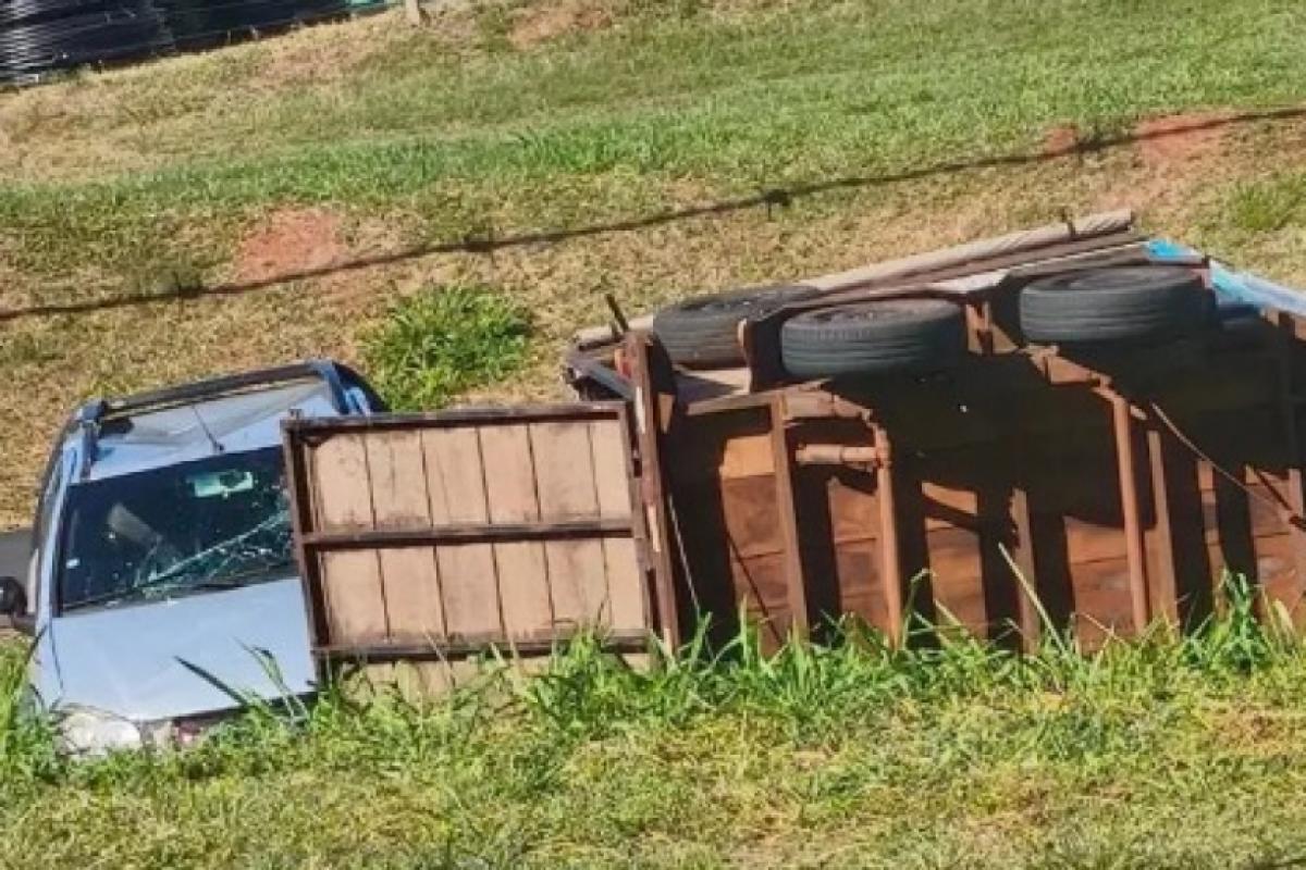 Picape com reboque saiu da pista em Jales; causas da batida serão apuradas