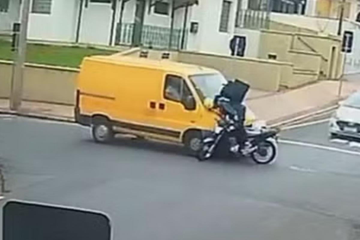 O motociclista foi socorrido em estado grave. 