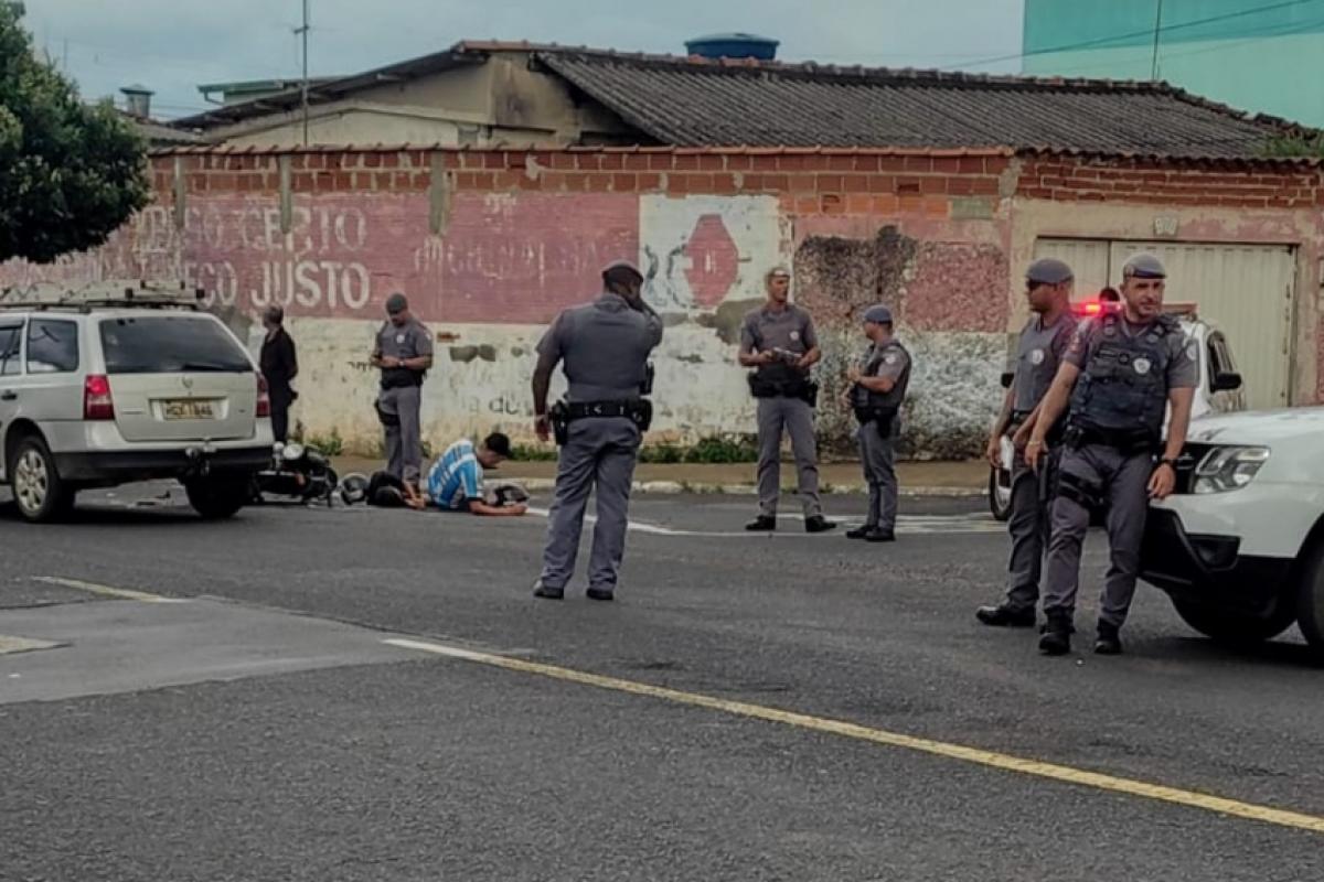Policiais registrando a ocorrência antes da chegada do Samu