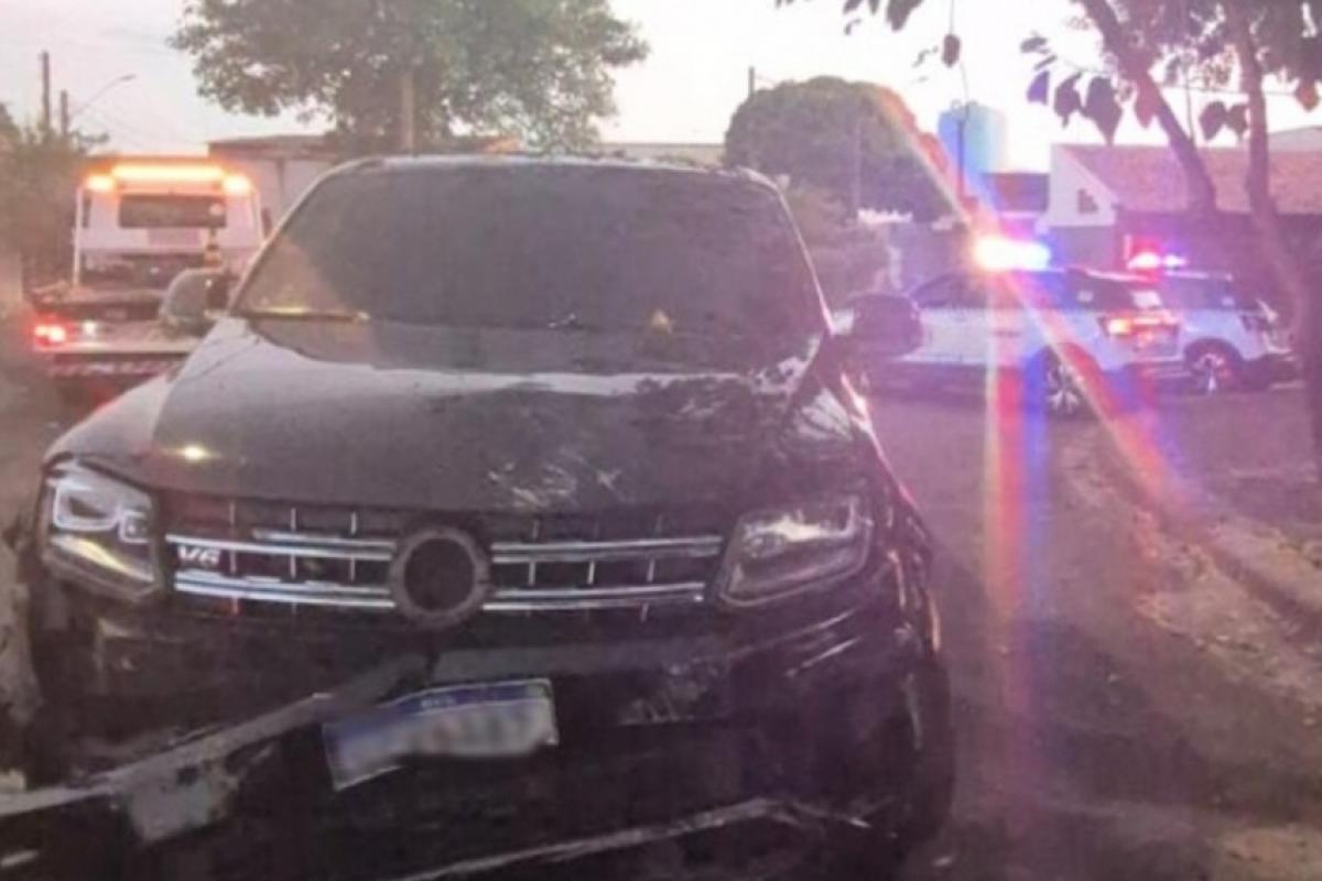 Veículo ficou com a frente destruída 