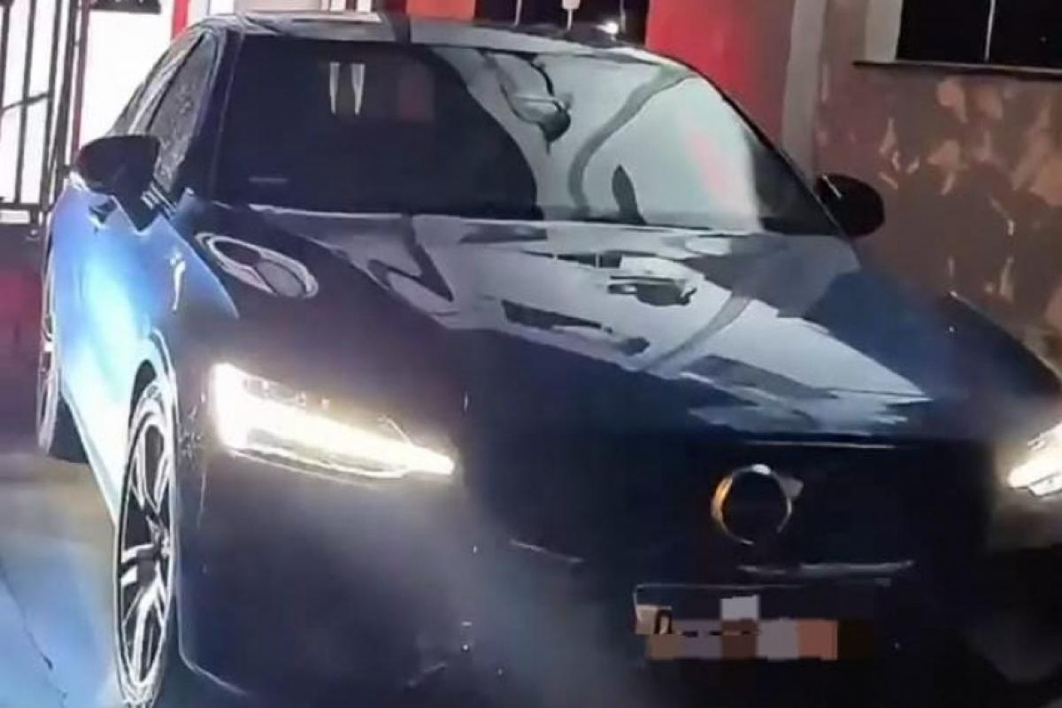 Um veículo Volvo de cor azul foi apreendido pela polícia