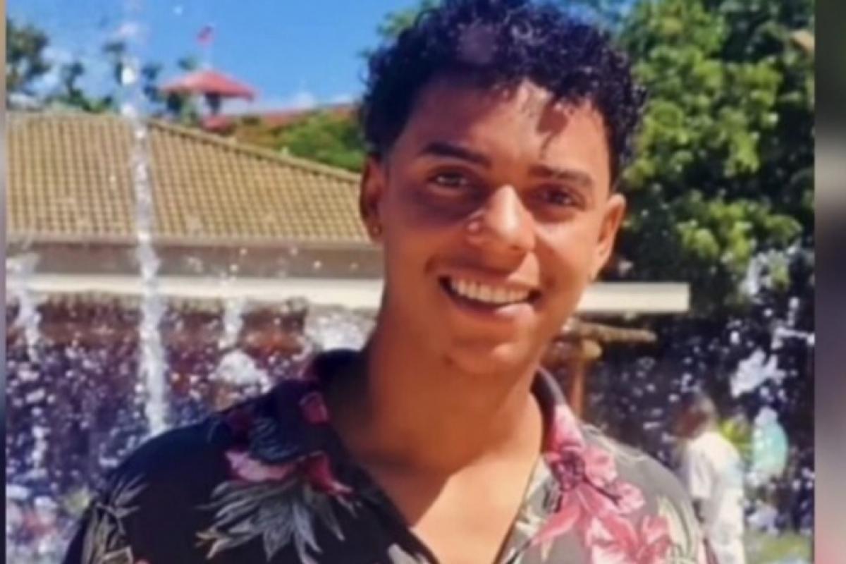 O jovem Raul da Cunha morreu após bater a moto no trator com luzes apagadas na pista. 