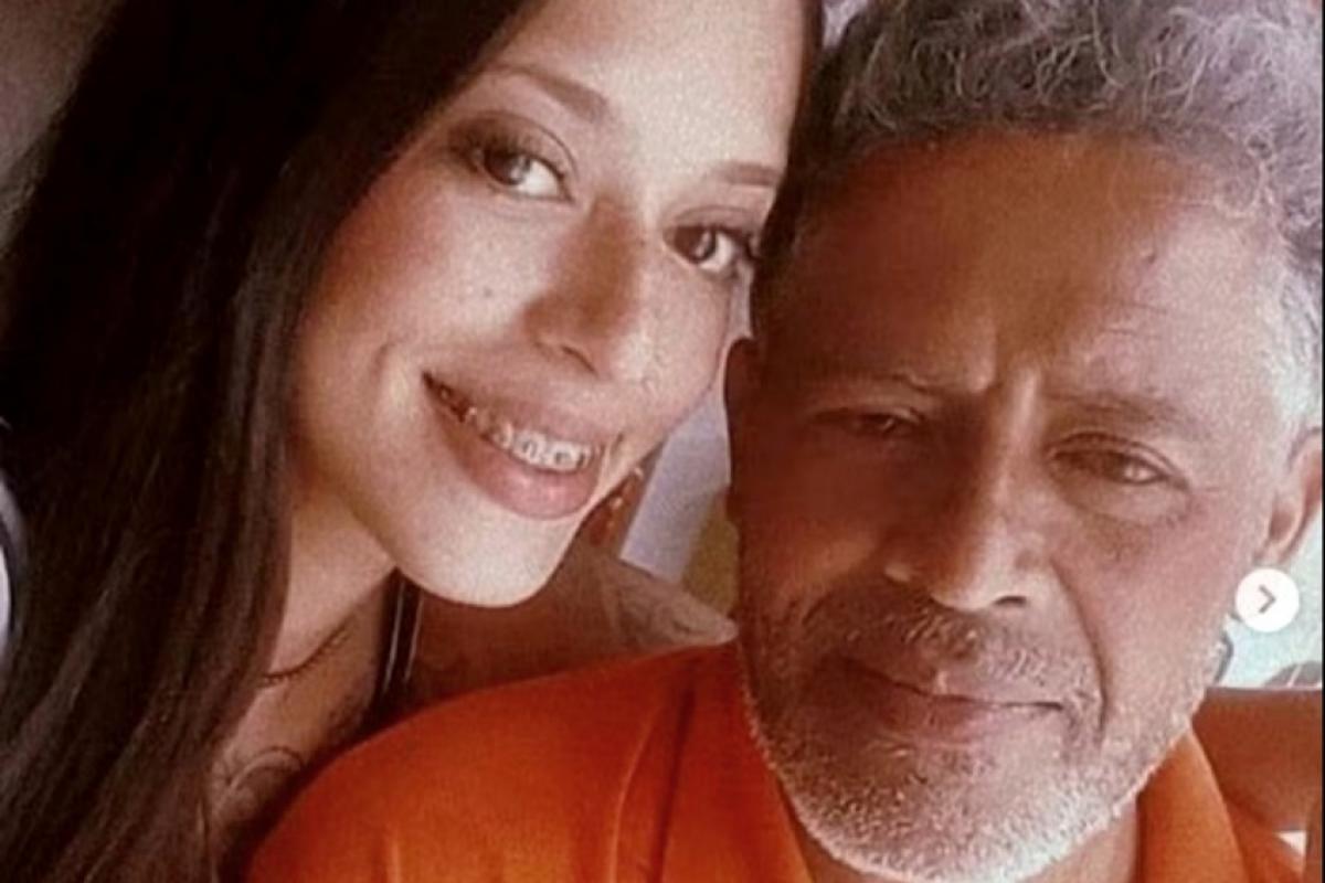 Pai e filha foram encontrados mortos na residência. 