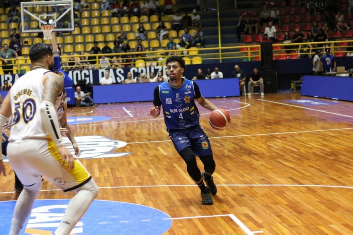 Lance do jogo entre Mogi e São José