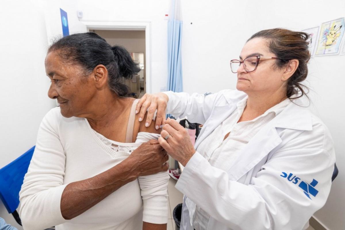 Para conter a onda de internação, vacinas são reforçadas 