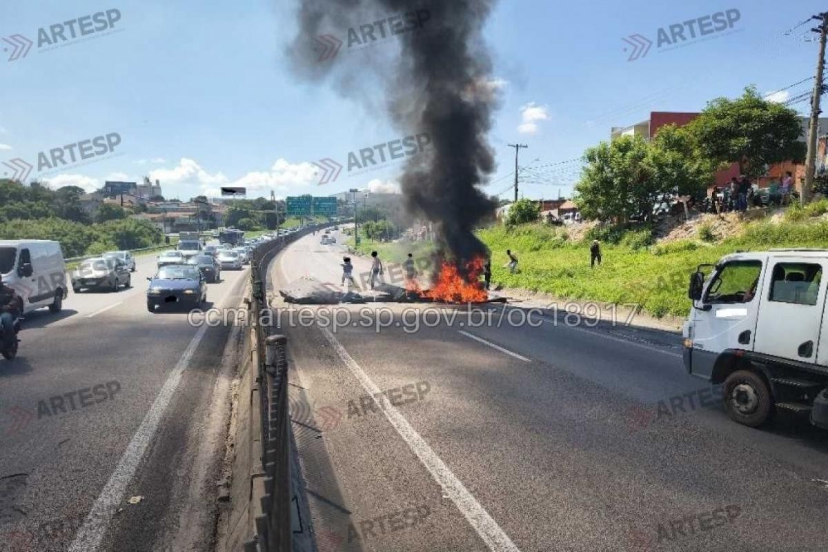 Interdição com fogo em pneus paralisou trecho da rodovia por cerca de 35 minutos e gerou congestionamento.
