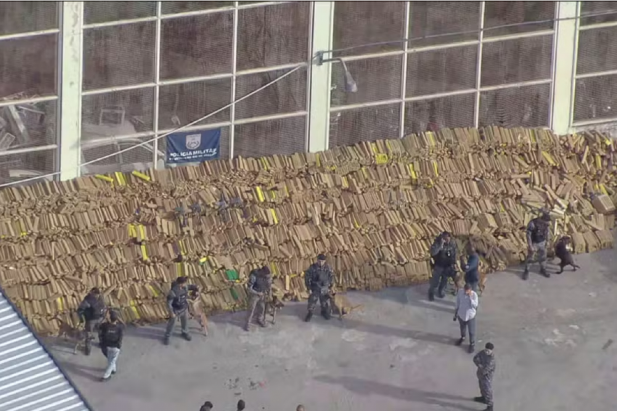 Além da maconha, os policiais apreenderam quatro fuzis e quatro pistolas encontrados próximos ao esconderijo.