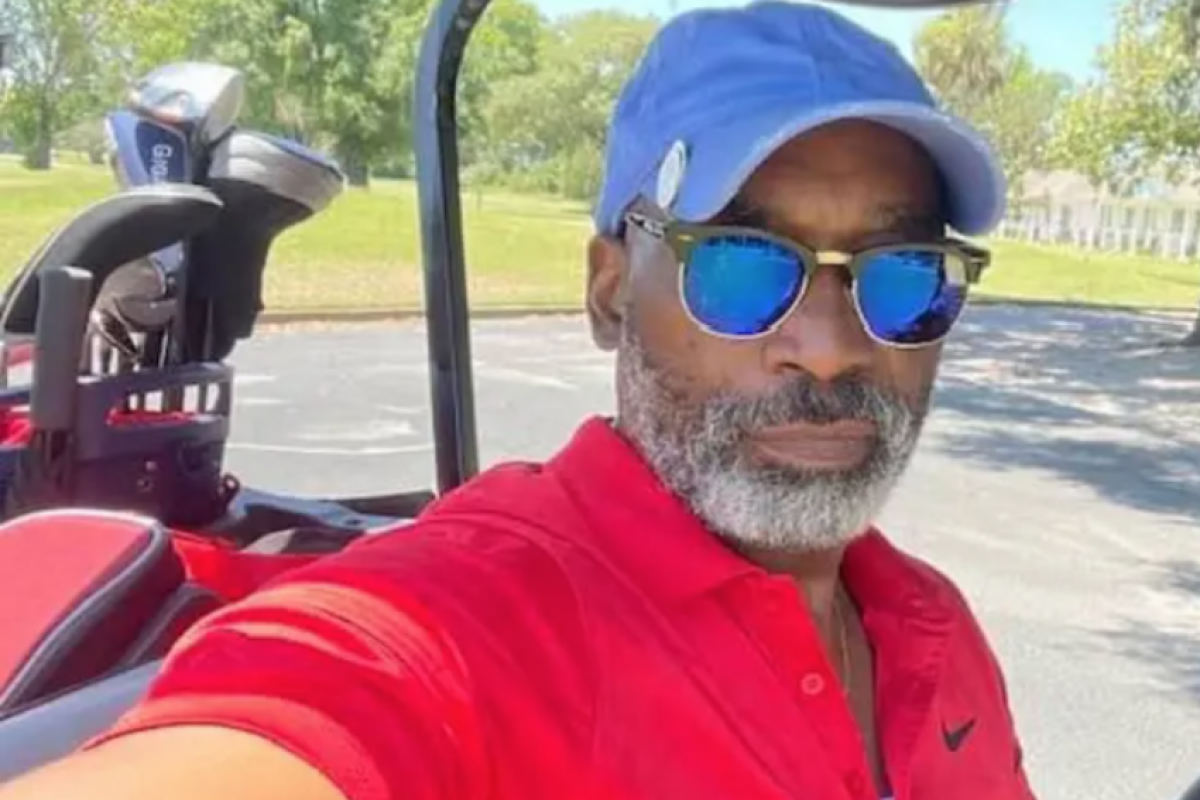 O pastor permanece preso sem direito à fiança enquanto aguarda extradição para a Geórgia.