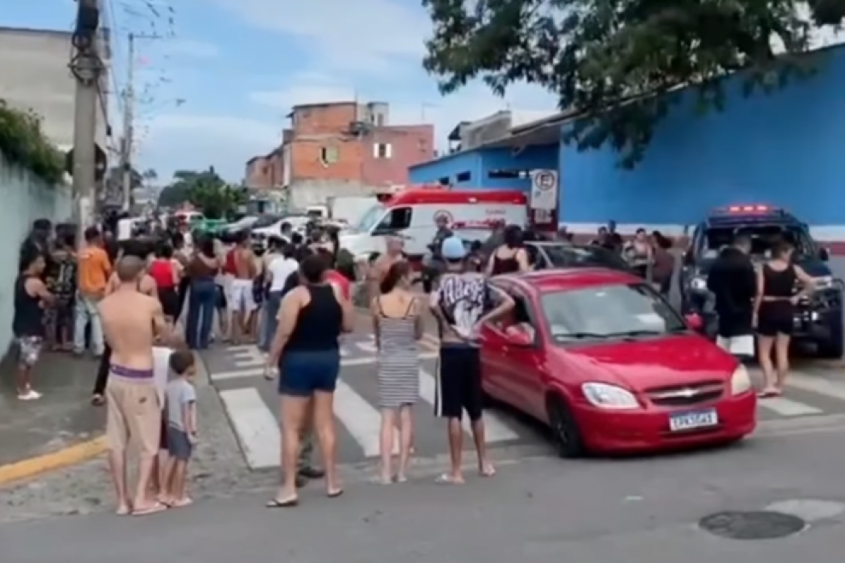 A docente teve cortes nas mãos e foi levada ao Hospital Santa Maria.