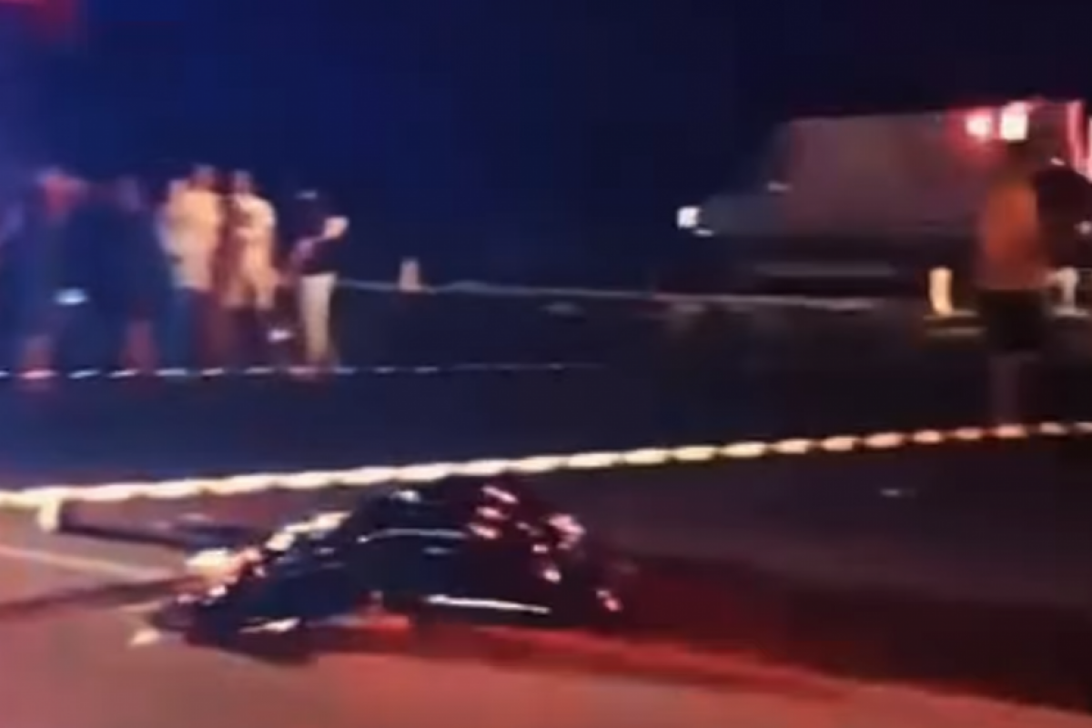 O jovem dirigia o carro que capotou. 