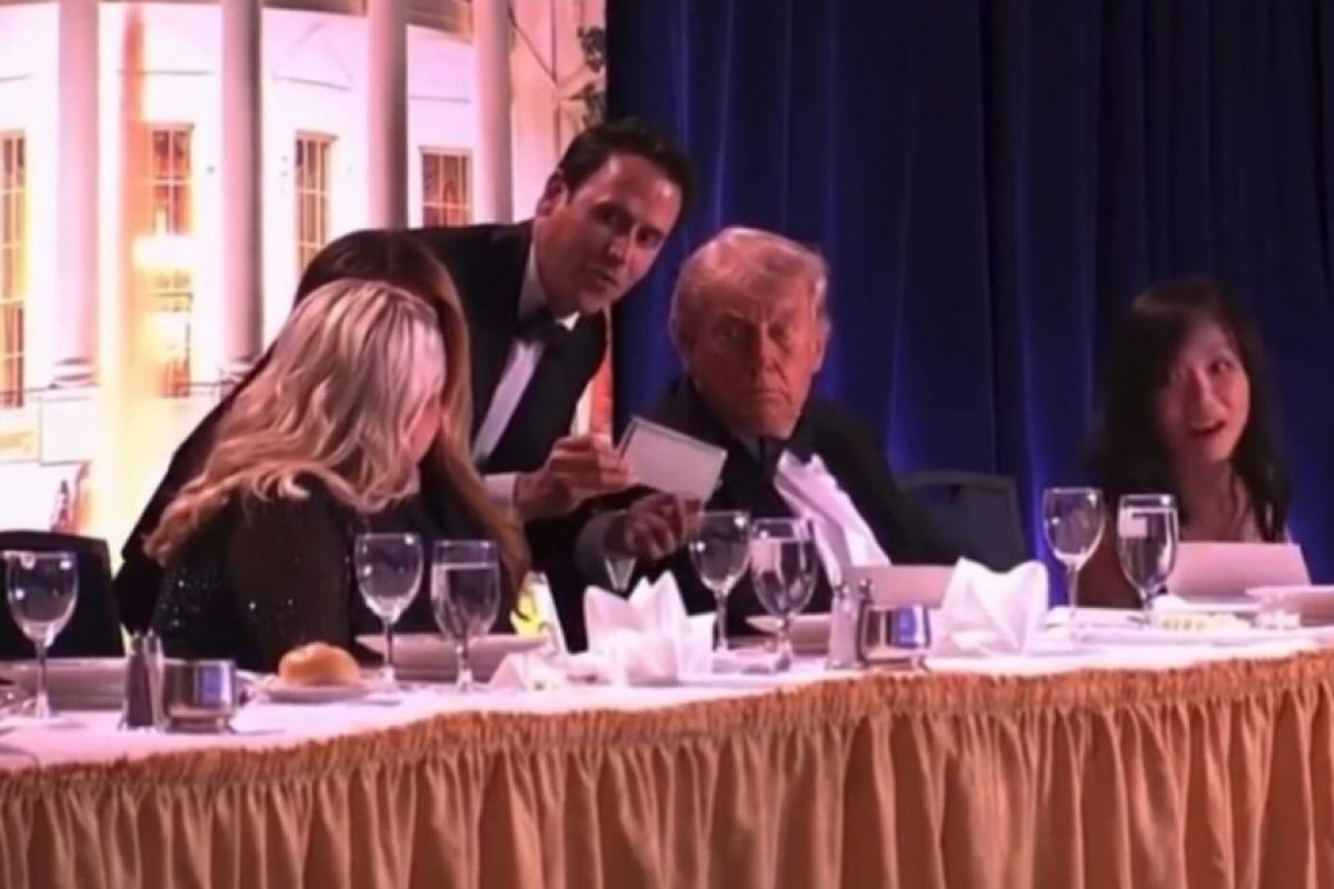 Momento em que Donald Trump é avisado dos tiros