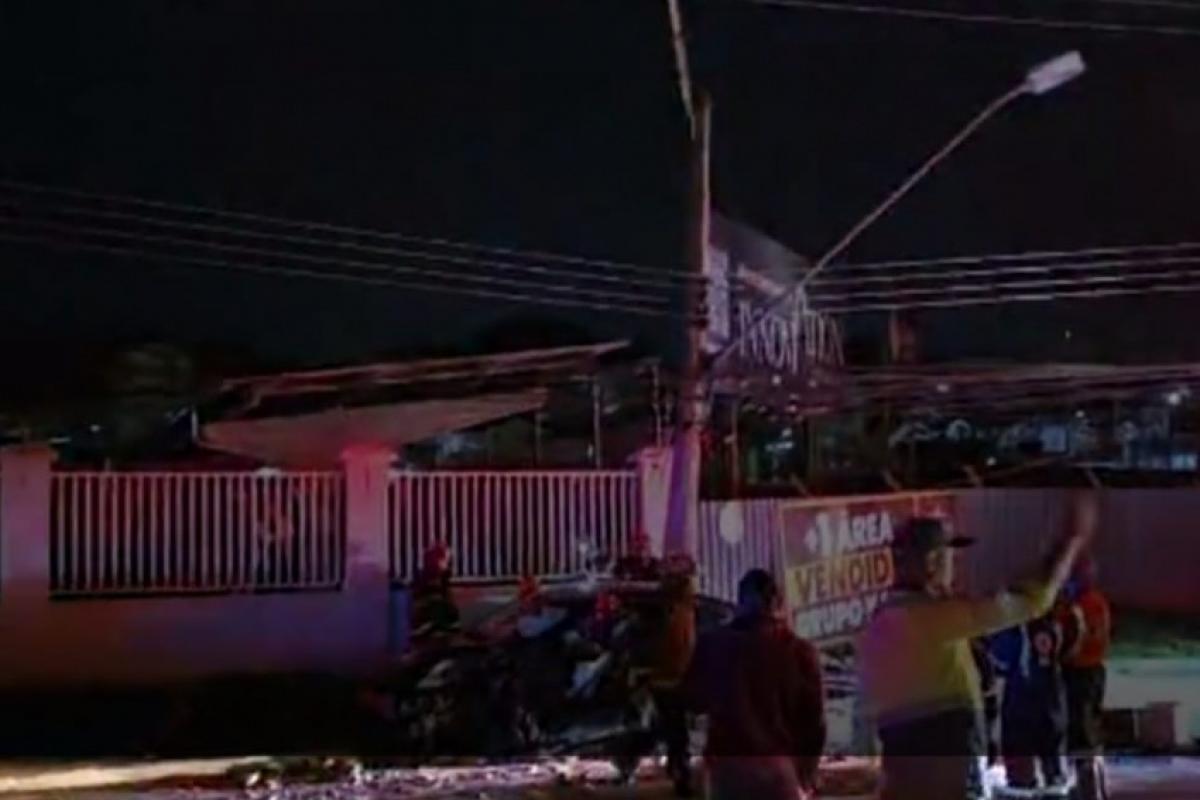 Carro ficou destruído 