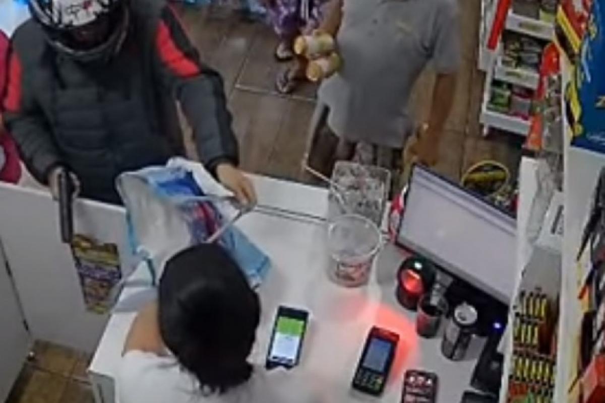 Ladrão aponta arma para a funcionária de mercearia