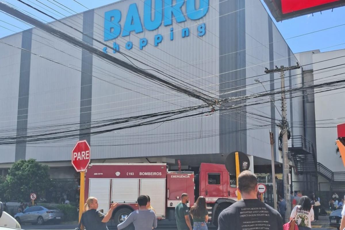 Funcionários estão aguardando que a fumaça seja dissipada 