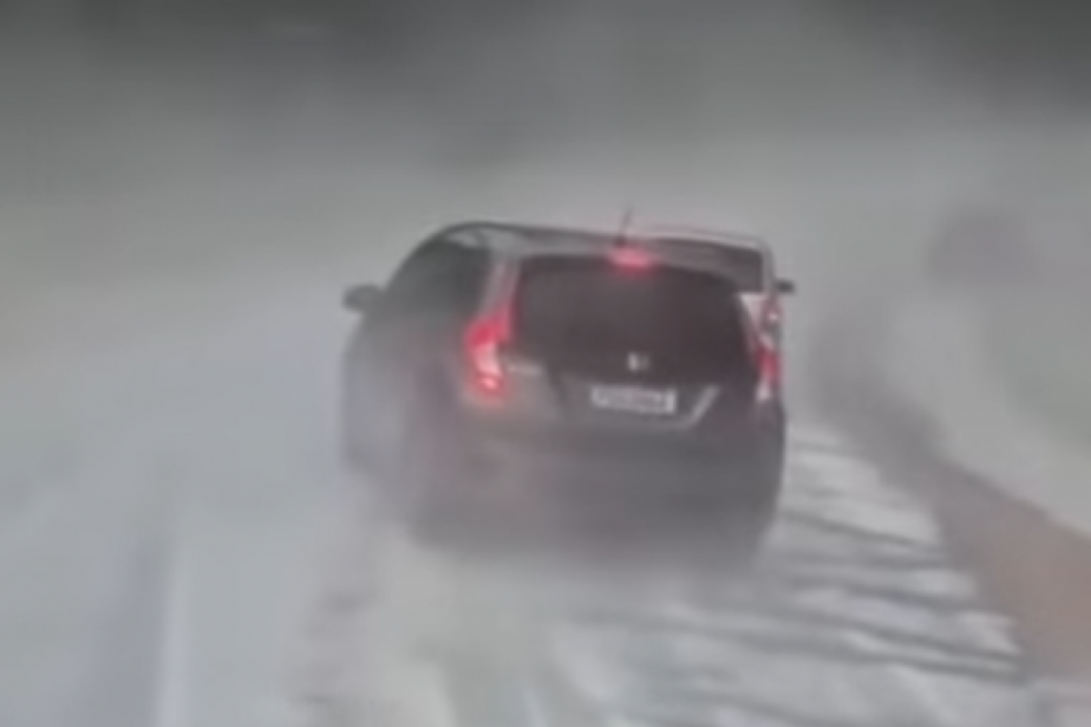 O gelo cobriu a pista e impediu a passagem de veículos próximo à entrada do bairro Colégio.