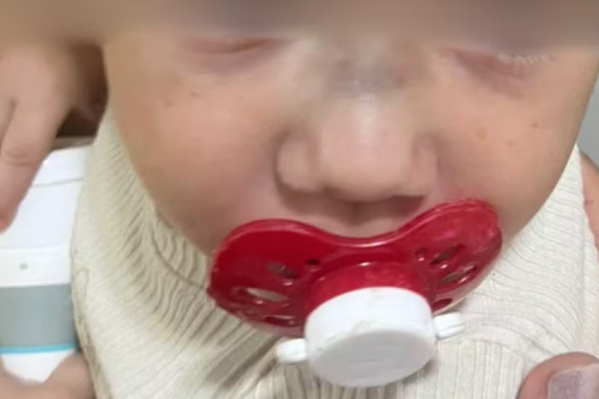  A mãe questiona a gravidade das lesões.