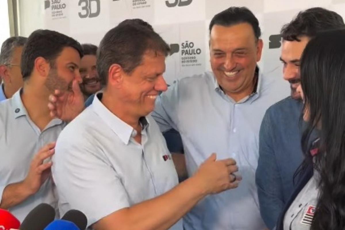 Tarcísio abraça Felicio e sinaliza recondução do ex-prefeito de SJC na chapa de reeleição