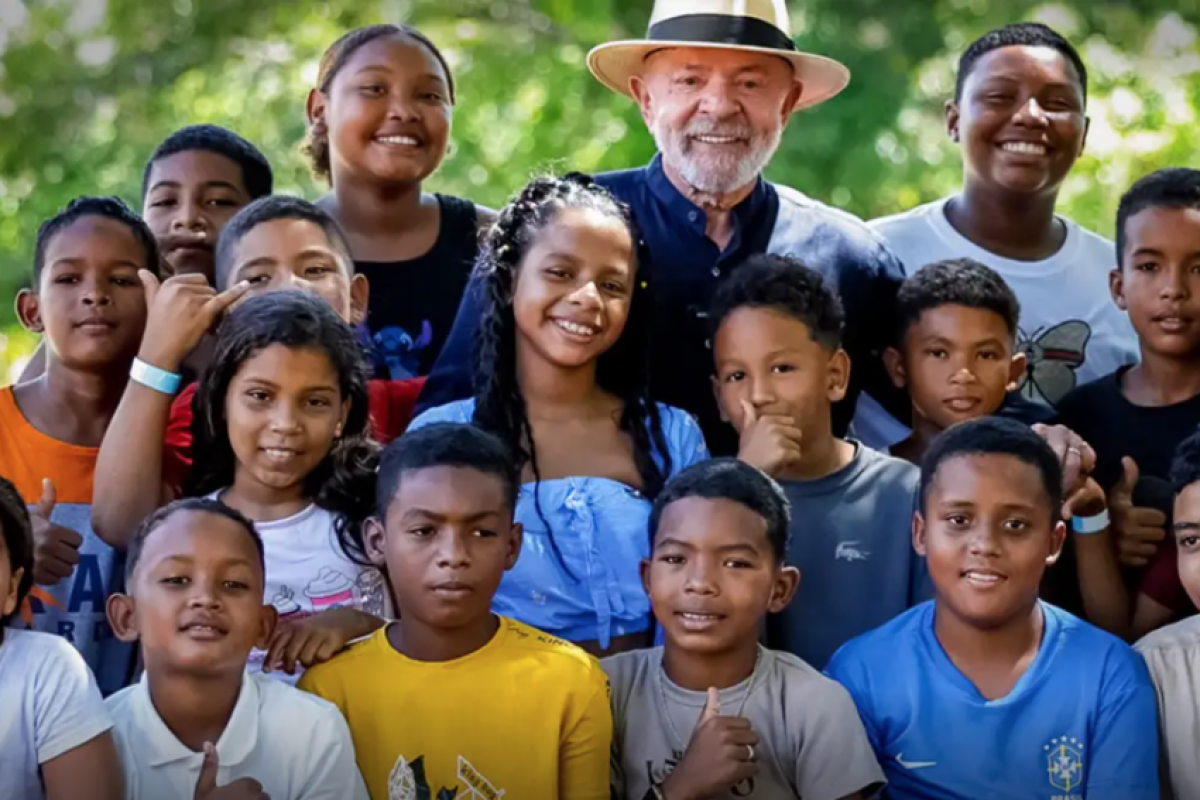 O presidente postou foto ao lado de crianças e da primeira-dama, Janja Lula da Silva.