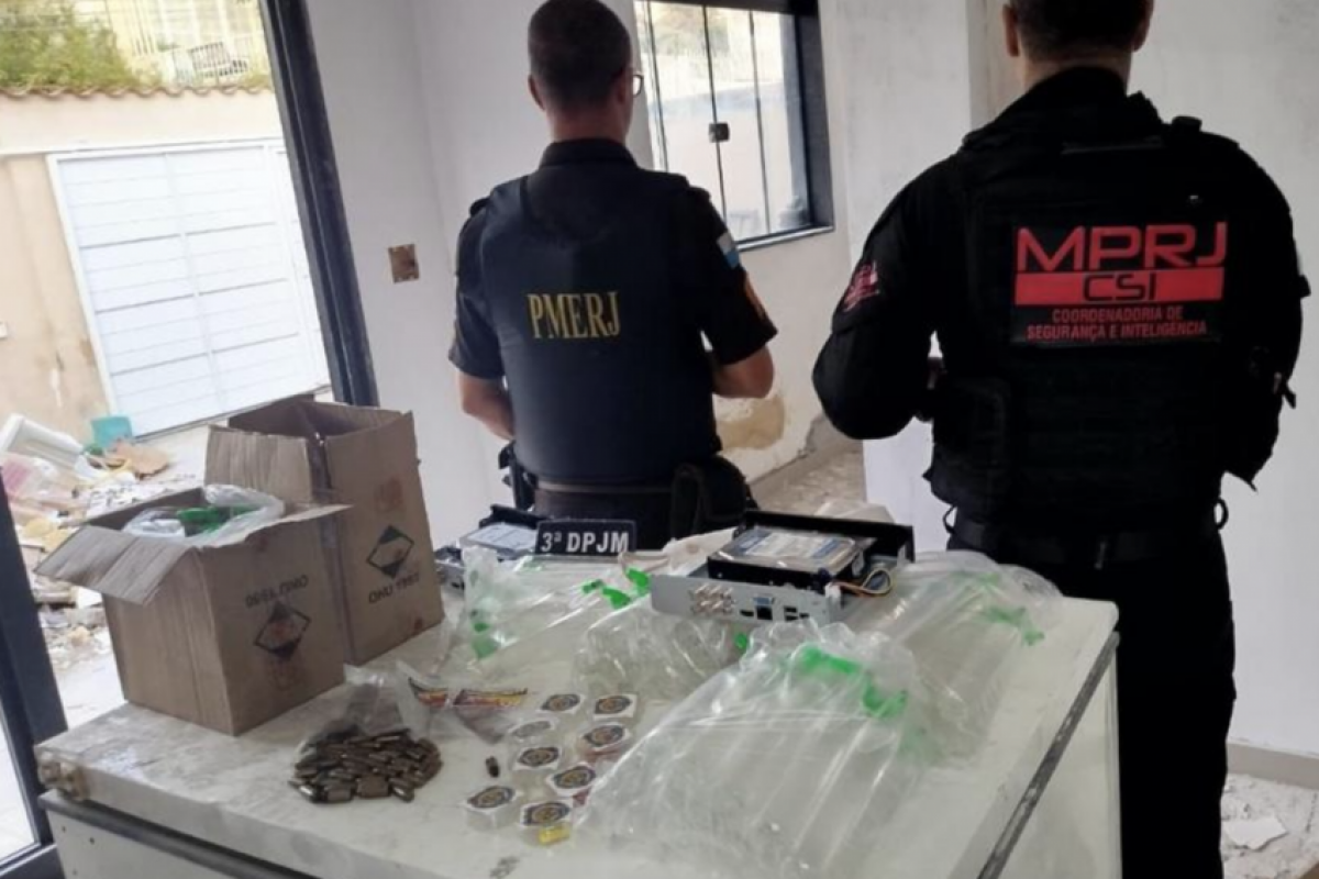 De acordo com a Promotoria, a apuração ganhou força após a análise de mensagens trocadas entre os policiais.