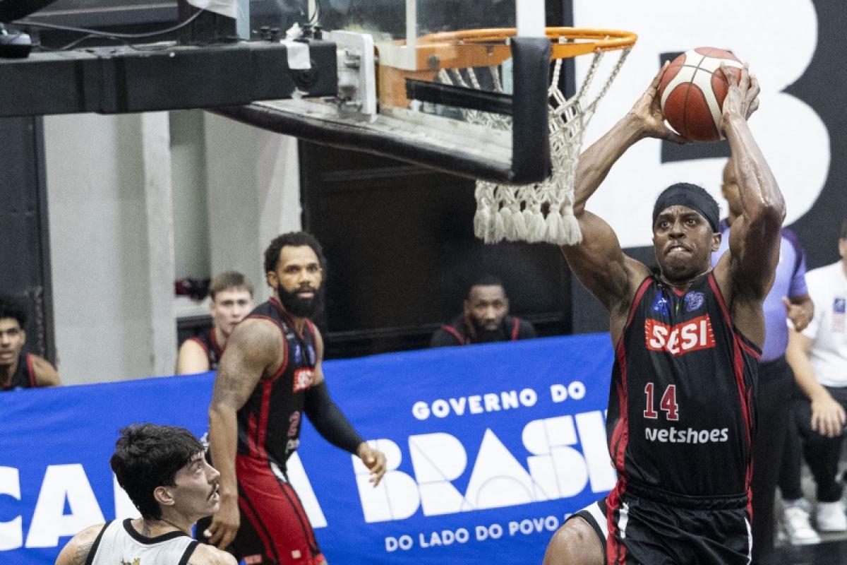 Georginho indo para uma enterrada ainda no primeiro contra o Botafogo pelos playoffs do NBB
