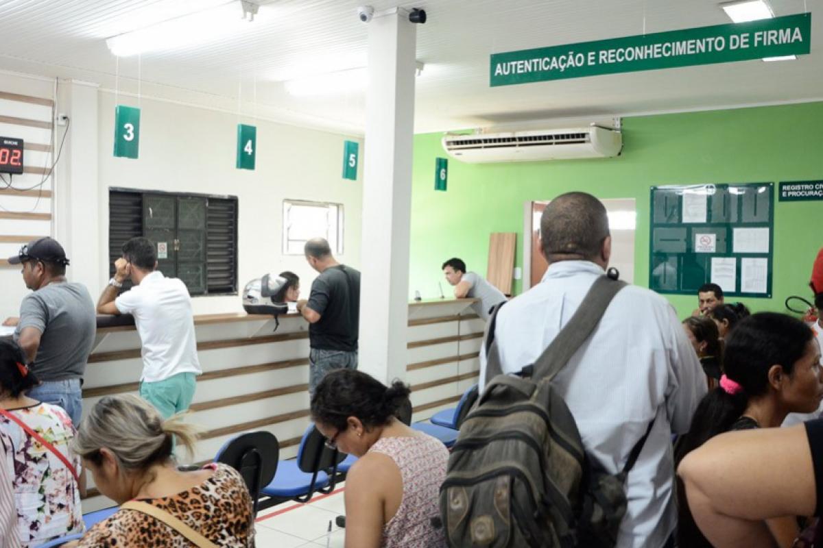 Além de documentos básicos, como certidão de nascimento e RG, em alguns locais poderá ser emitido o título de eleitor.