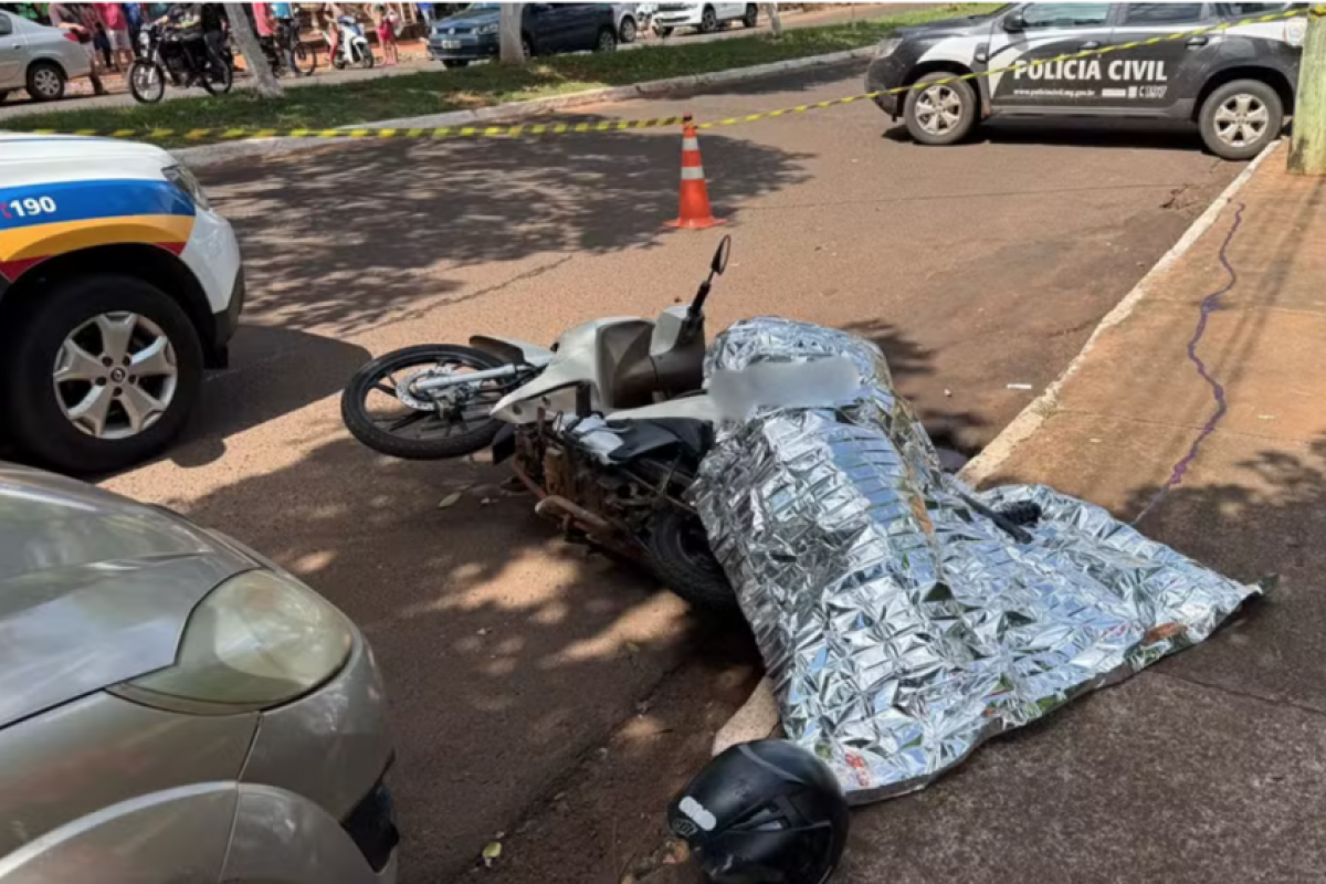 Câmeras de segurança registraram o momento em que a vítima foi atingida por cinco disparos pelas costas.