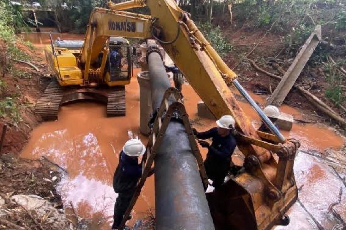 Mais de 20 bairros foram afetados após rompimento de adutora; município cobra punição e solução definitiva da concessionária