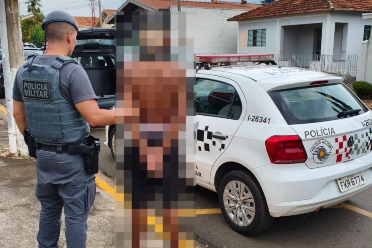 De acordo com a corporação, os policiais realizavam patrulhamento preventivo pela região quando flagraram os suspeitos entregando um objeto ao condutor de um veículo. 