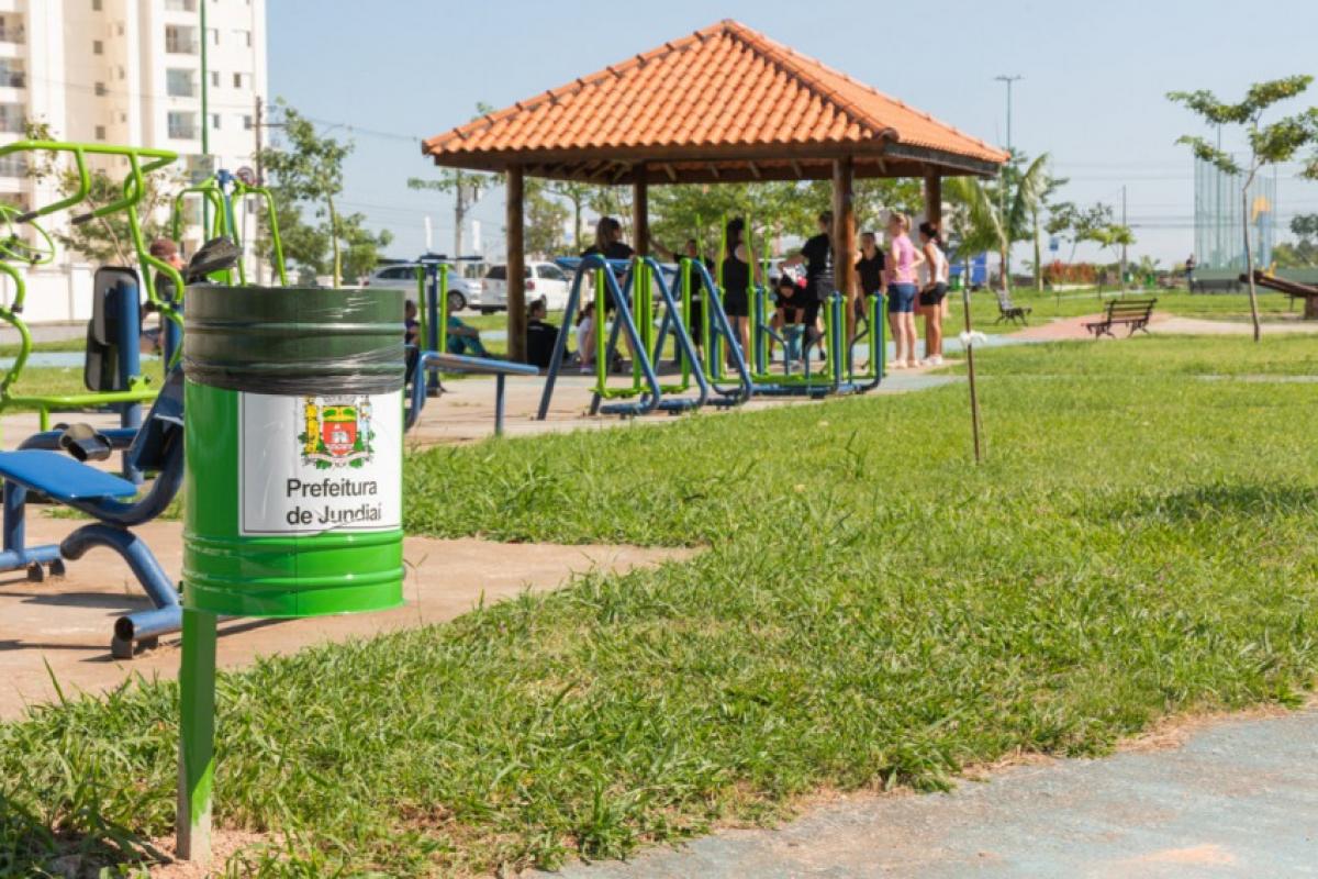 Entre as melhorias estão a troca de 30 lixeiras instaladas na praça e no entorno