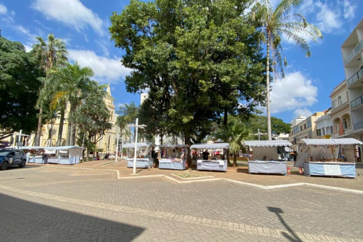 Os artistas da cidade estão expondo suas peças de 9h às 17h