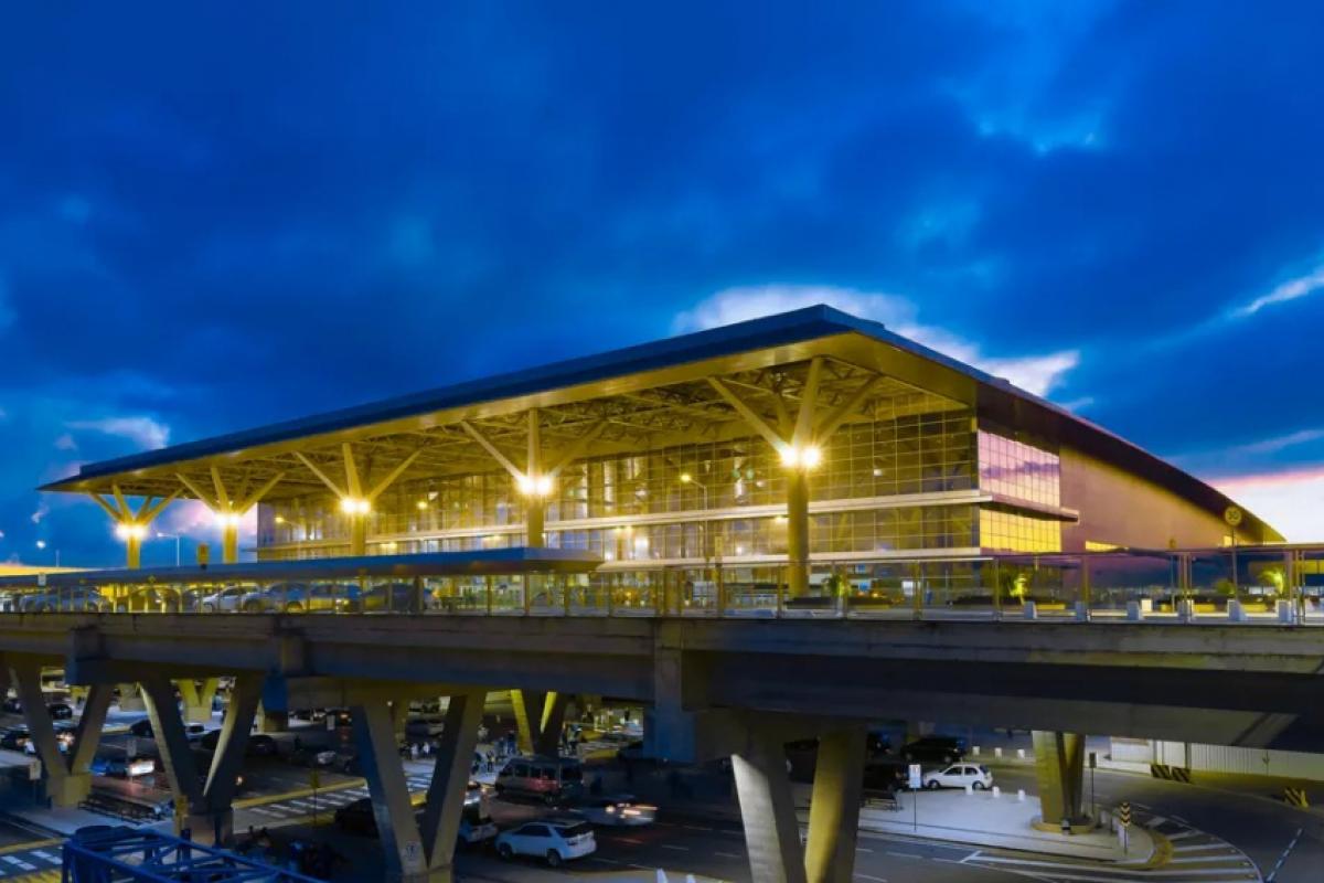 Quatro trabalhadores foram atendidos após raio atingir para-raios em pátio do aeroporto; dois precisaram de exames na UPA.