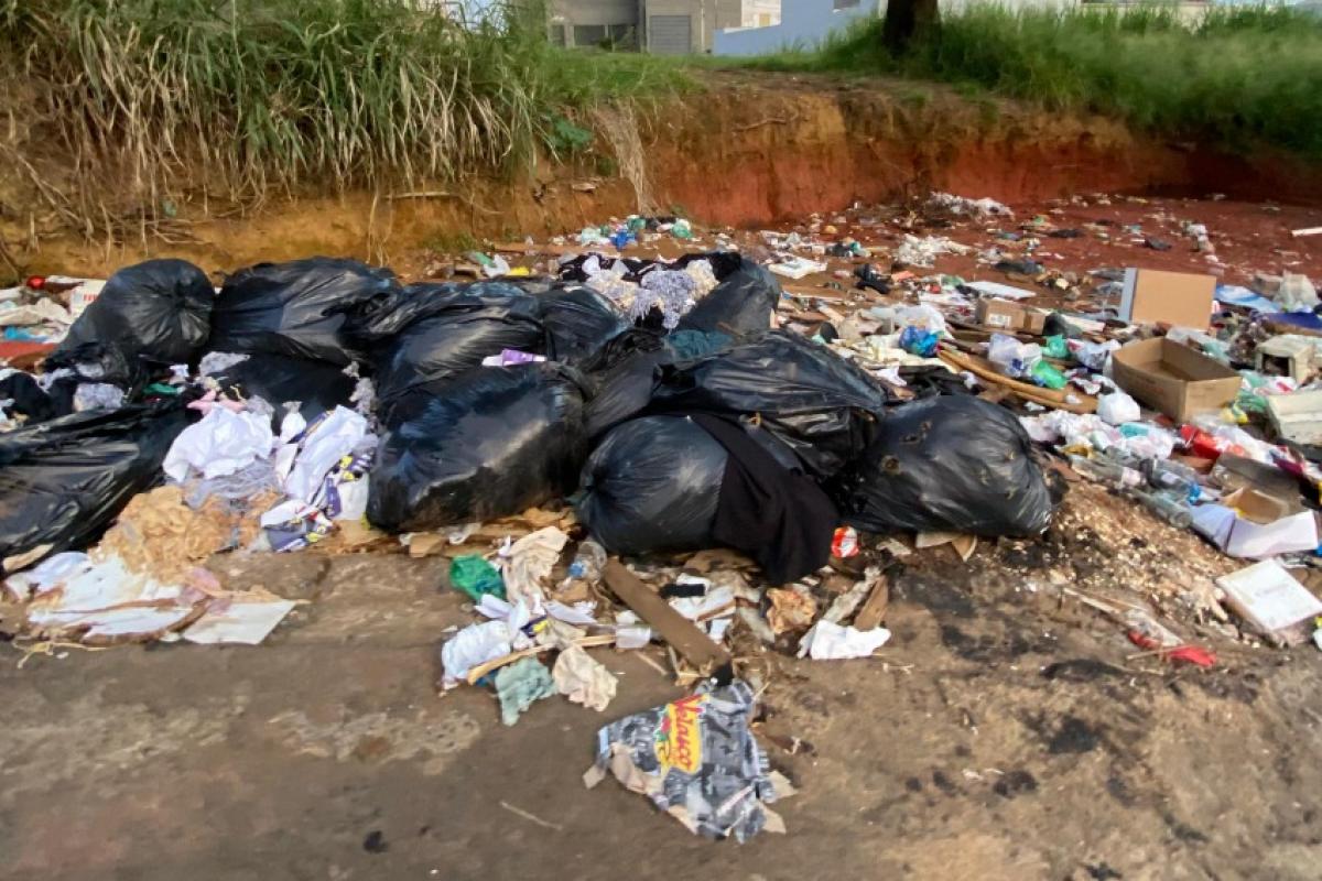 Terreno abandonado no Parque Doutor Carrão, em Franca