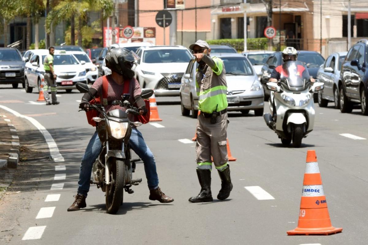 EMDEC realizou mais de 4,1 mil testes de bafômetro em março; recusas lideram infrações e aumentam 72% no período.