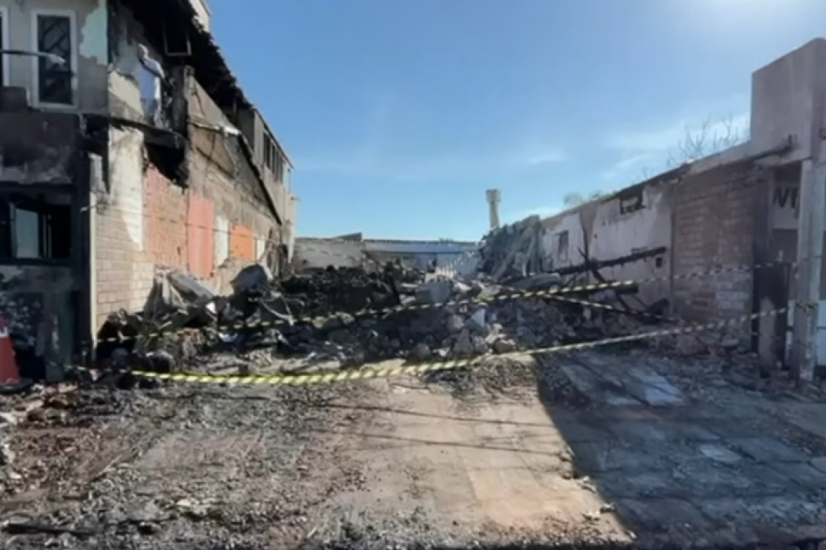 Dois homens entraram no estabelecimento e levaram objetos que não foram destruídos pelo incêndio.