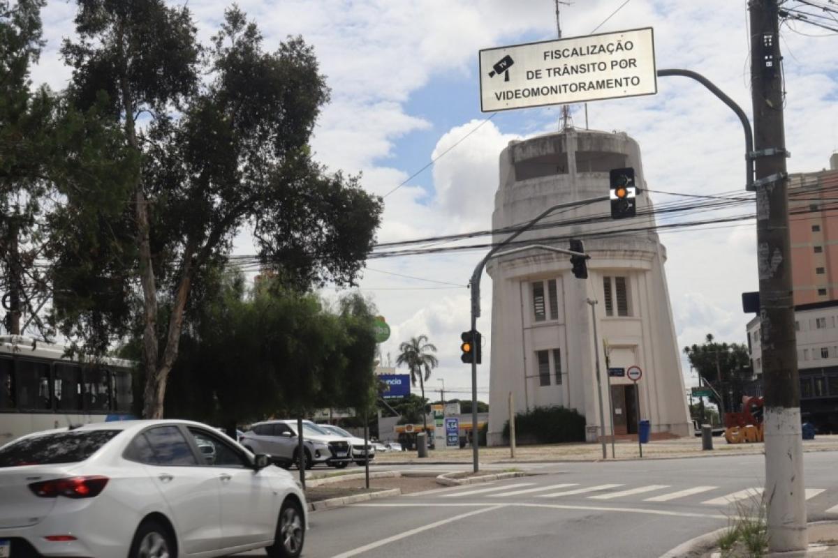 Emdec inicia monitoramento por câmeras na Torre do Castelo para coibir infrações e aumentar a segurança de pedestres.