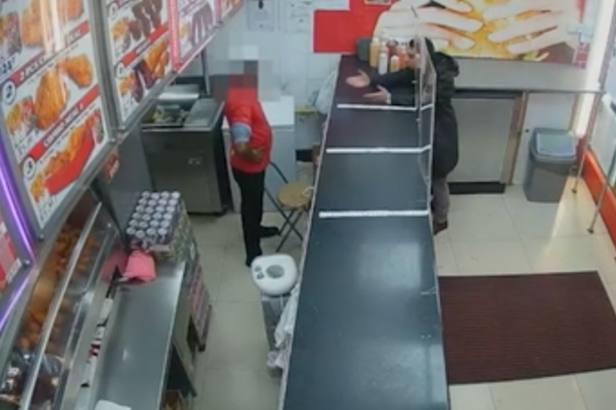 Rapaz de origem árabe Marwan Khadir utilizou réplica realista de arma de fogo durante a ação.