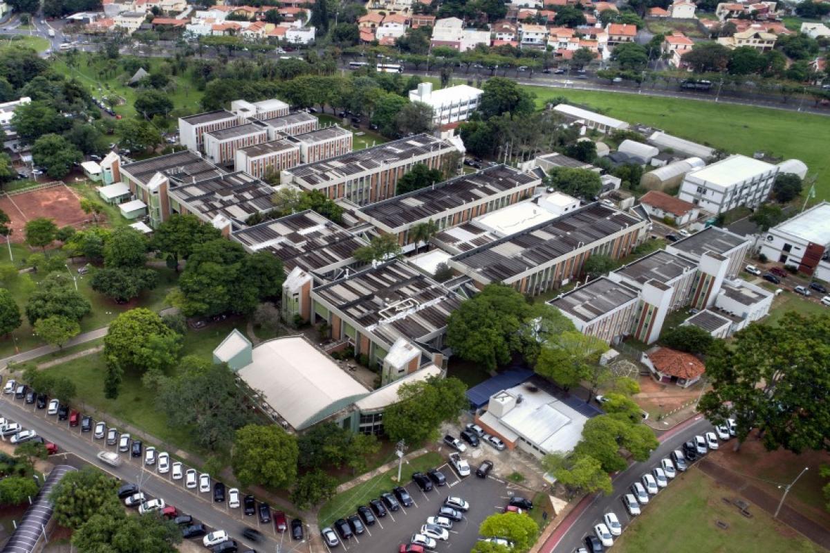 Anvisa afirma que material levado de laboratório não representa risco; universidade diz que caso foi isolado e segue sob apuração.