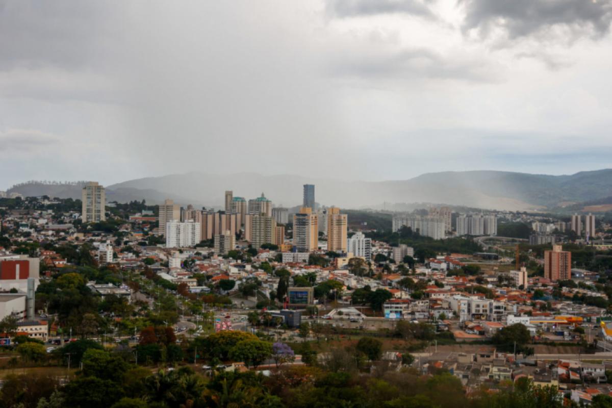 Ao longo dos próximos dias, a cidade deve ter mais chuva e temperaturas máximas mais amenas