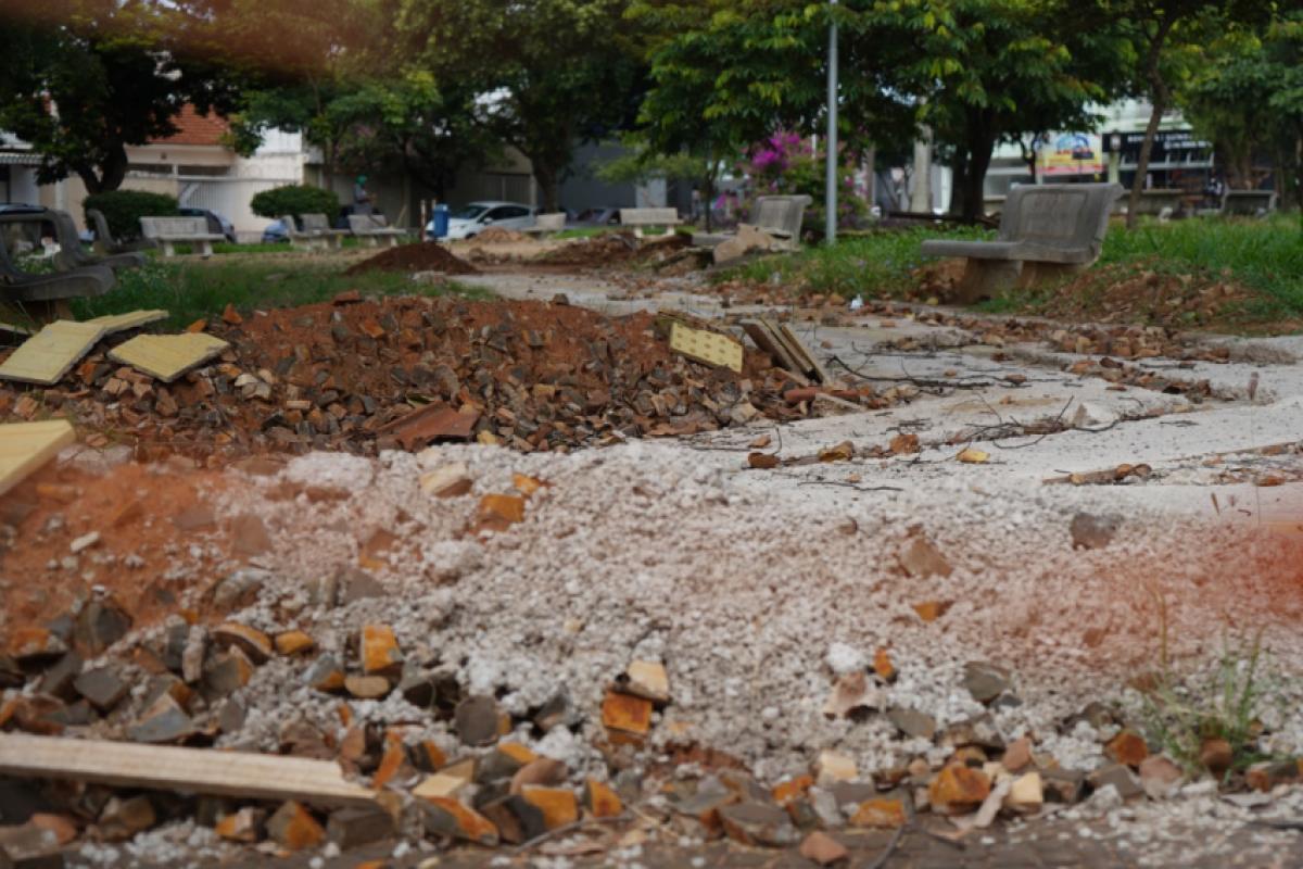 Atrasos em obras de praças em Araçatuba geram notificações e cobrança por fiscalização