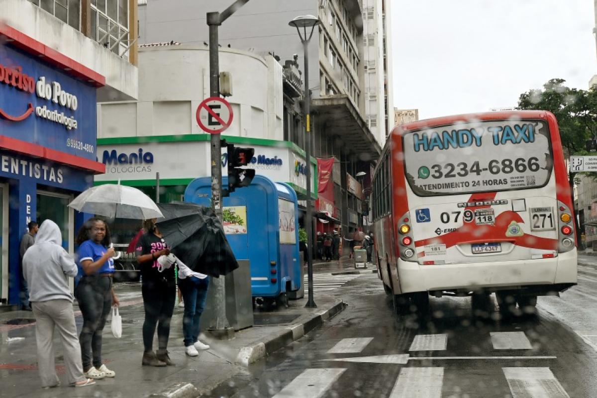 Terça segue quente e abafada em Campinas, mas avanço de frente fria com ciclone traz chuva e queda de temperatura nos próximos dias.