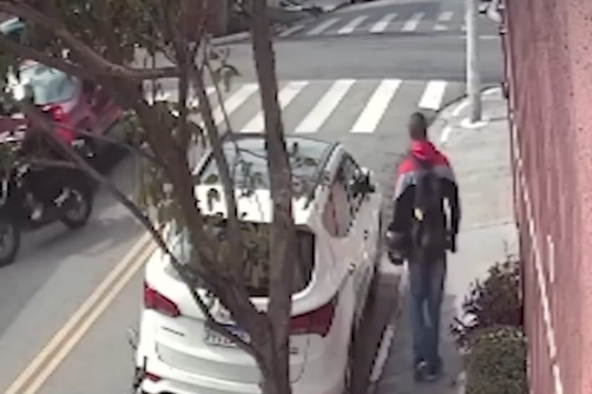 Imagens de câmeras de segurança mostram o agente na calçada, sem identificação por estar fora de serviço, quando uma motocicleta se aproximou. 