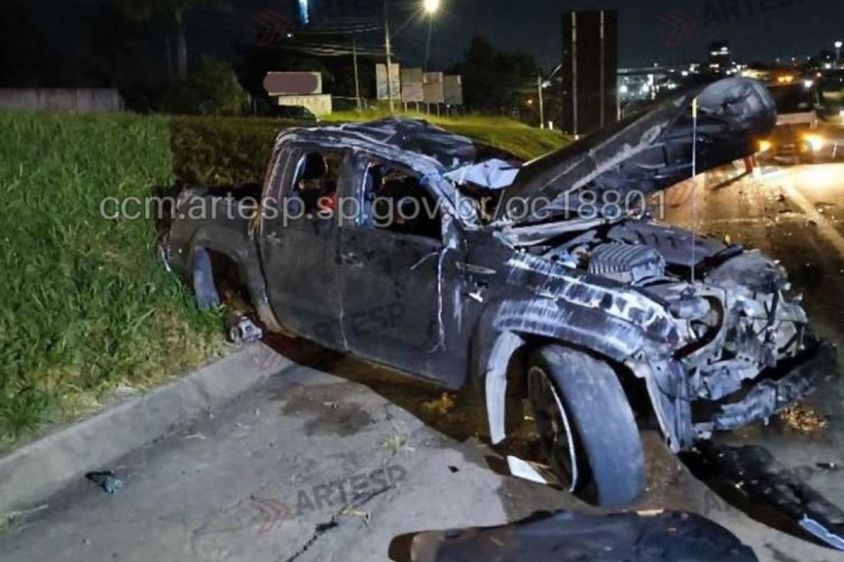 Carro destruído após o capotamento 
