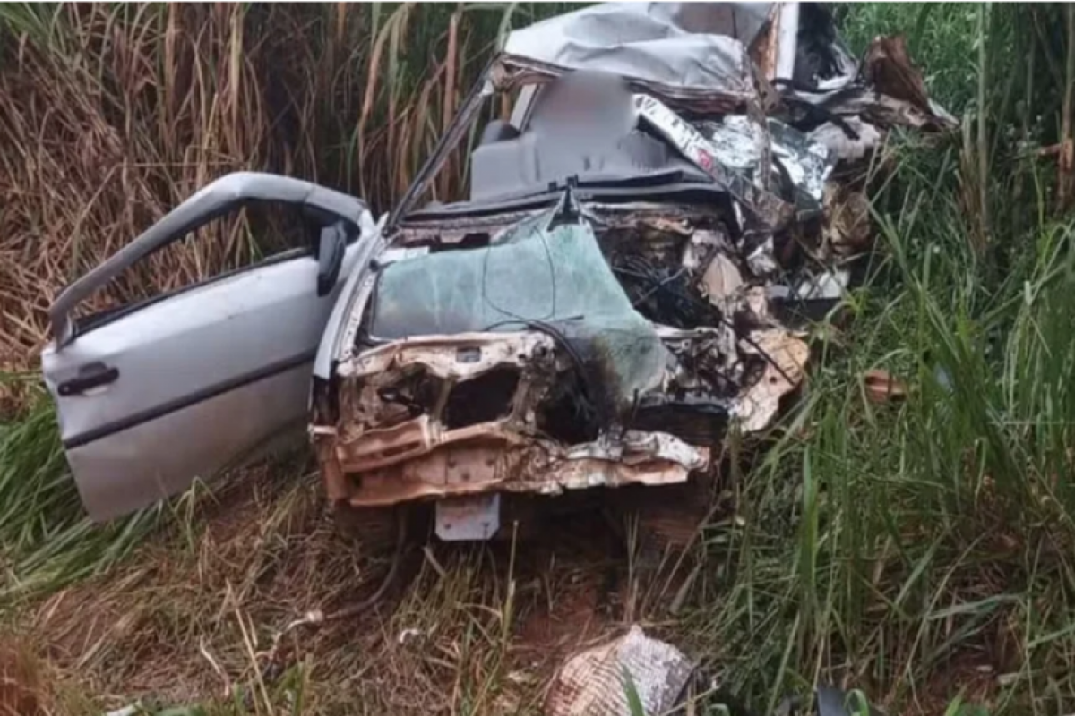 De acordo com a Polícia Militar Rodoviária (PMRv), o carro de passeio atingiu a traseira do caminhão.