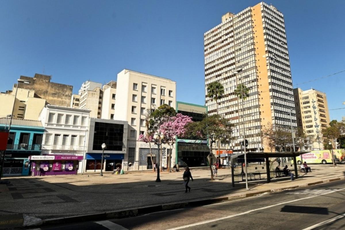 Prefeitura suspende retirada de bancas em áreas tombadas e cria grupo para definir critérios com participação dos permissionários.